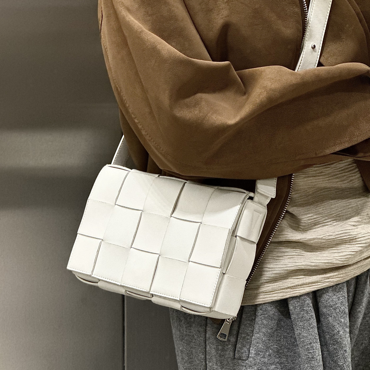 95新 BOTTEGA VENETA/葆蝶家 白色中号15格单肩斜挎包