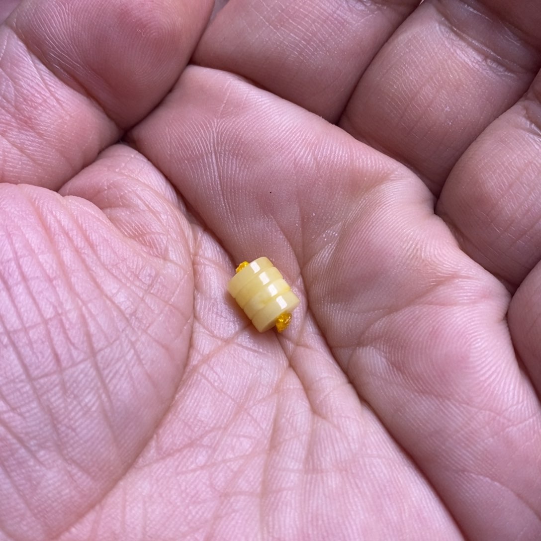 蜜蜡珠宝奇石未镶嵌在***哦隔片