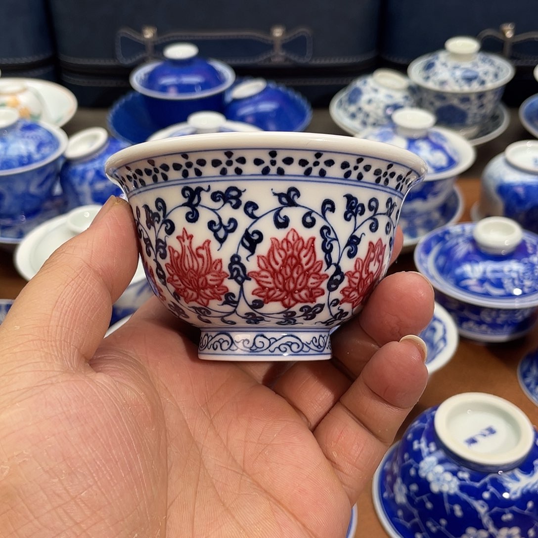 青花釉里红缠枝莲压手杯