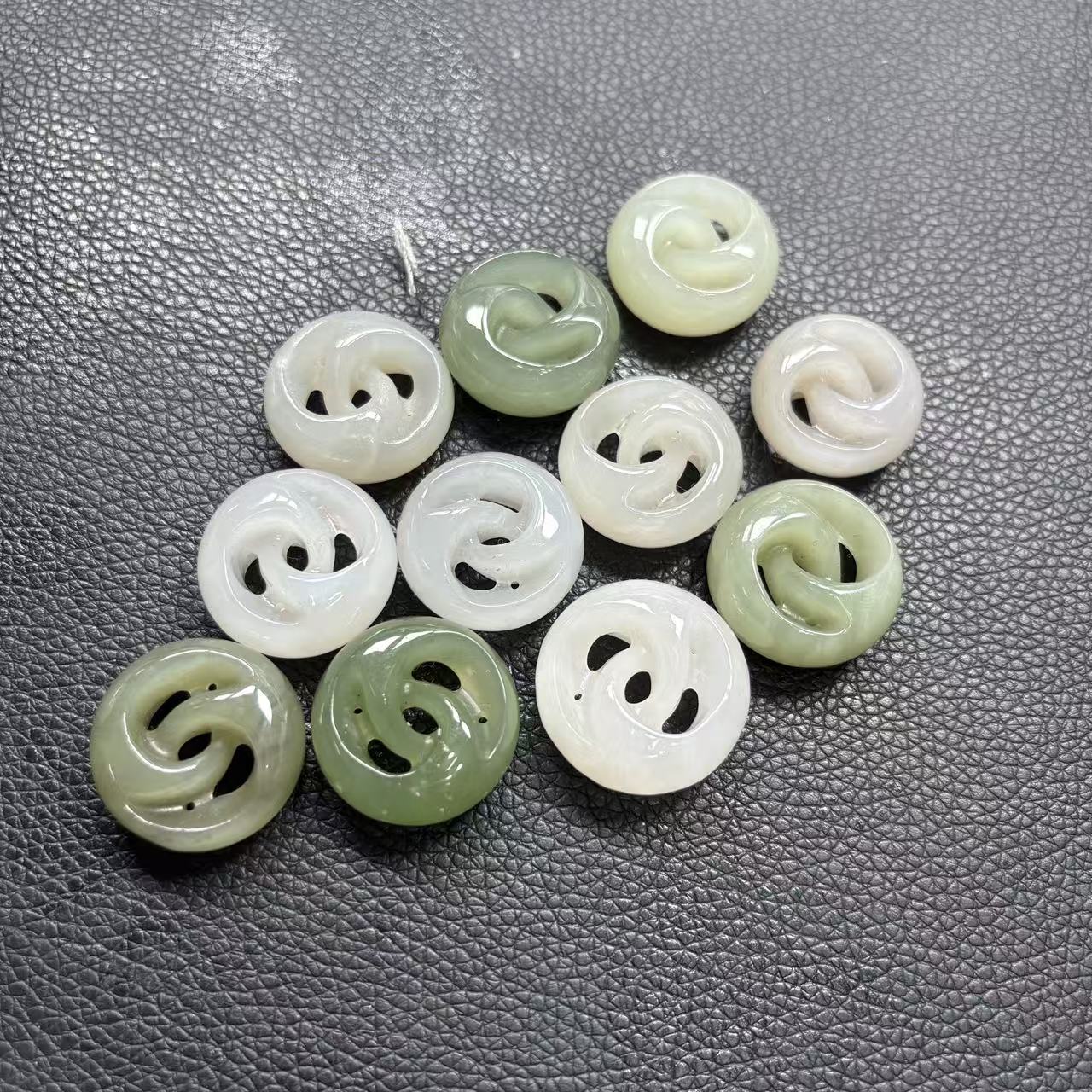 天然和田玉环环相扣吊坠多样性发一h697