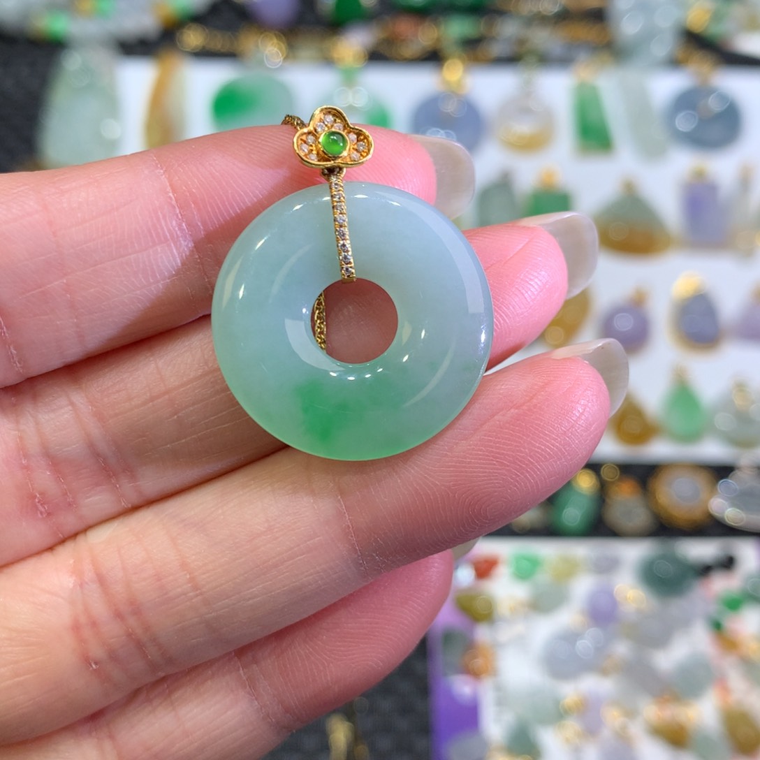 翡翠颈饰18K金镶嵌翡翠吊坠的未镶嵌