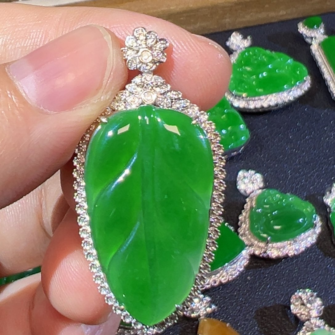 翡翠18K金镶嵌颈饰