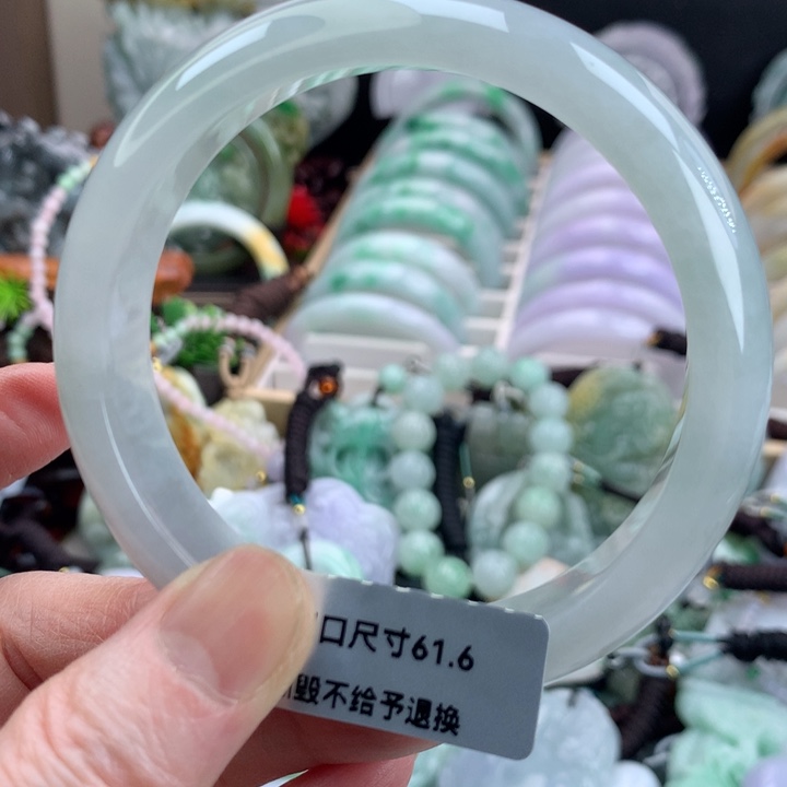 翡翠手镯未镶嵌吊坠