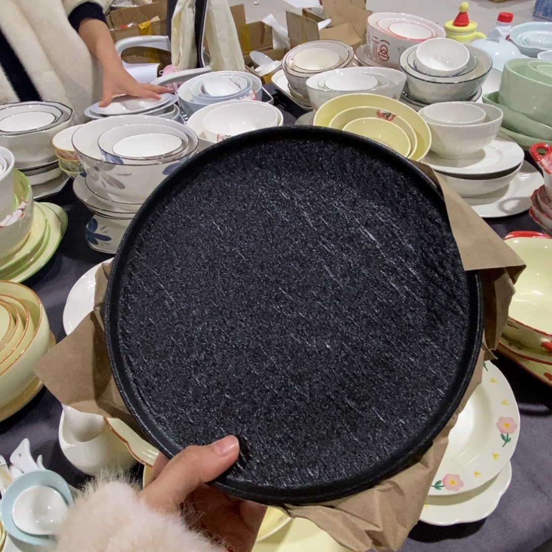 瓷三个黑色纹理盘子