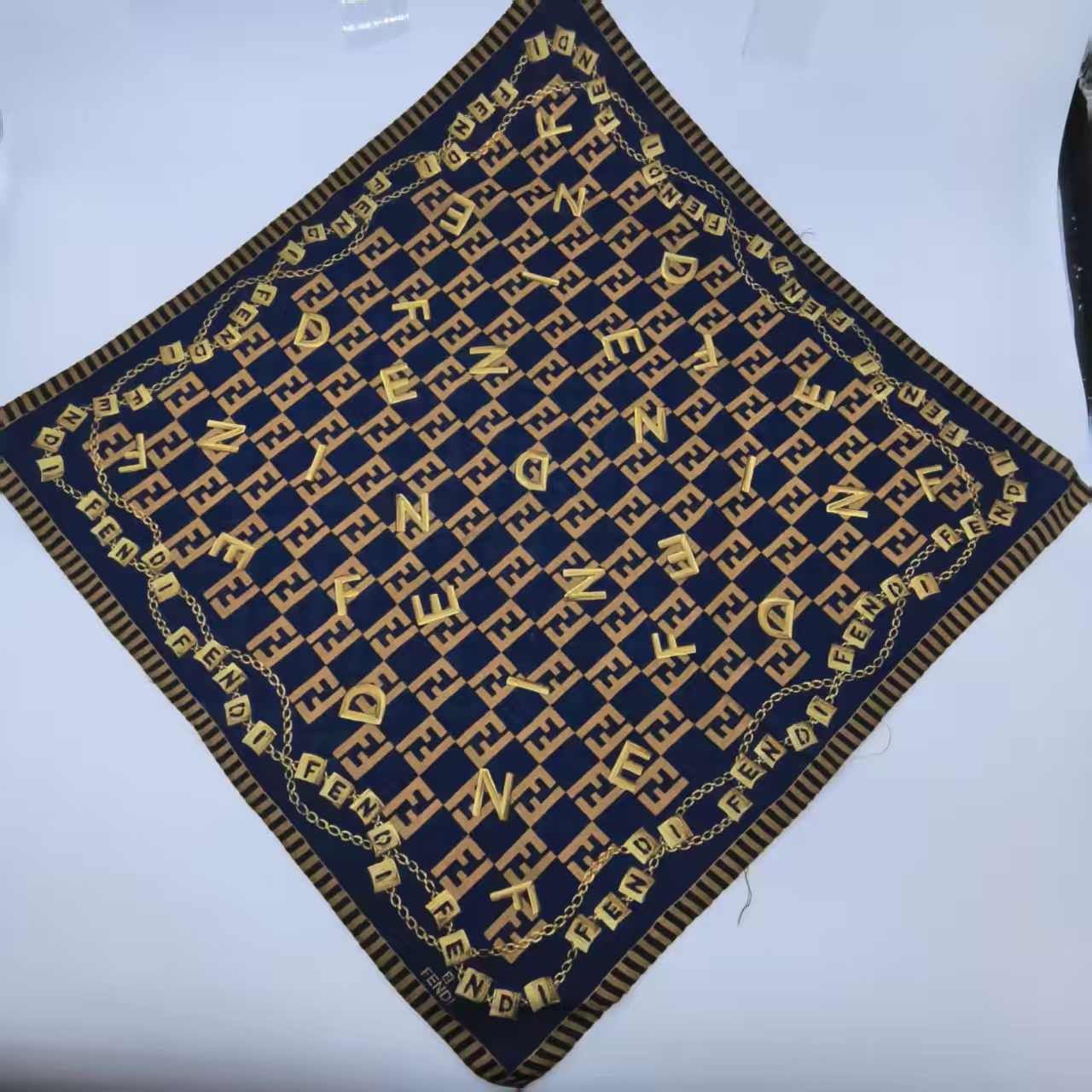 95新 FENDI/芬迪  海囤/芬迪/丝巾/yy13984