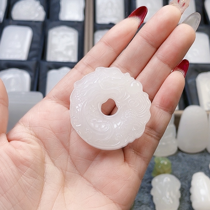 石英质玉（金丝玉）颈饰未镶嵌我****尽新疆金丝玉双面雕工