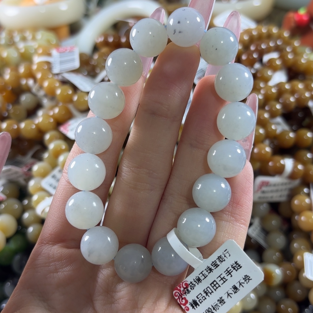 V***i和田玉未镶嵌手链拍2发1。263