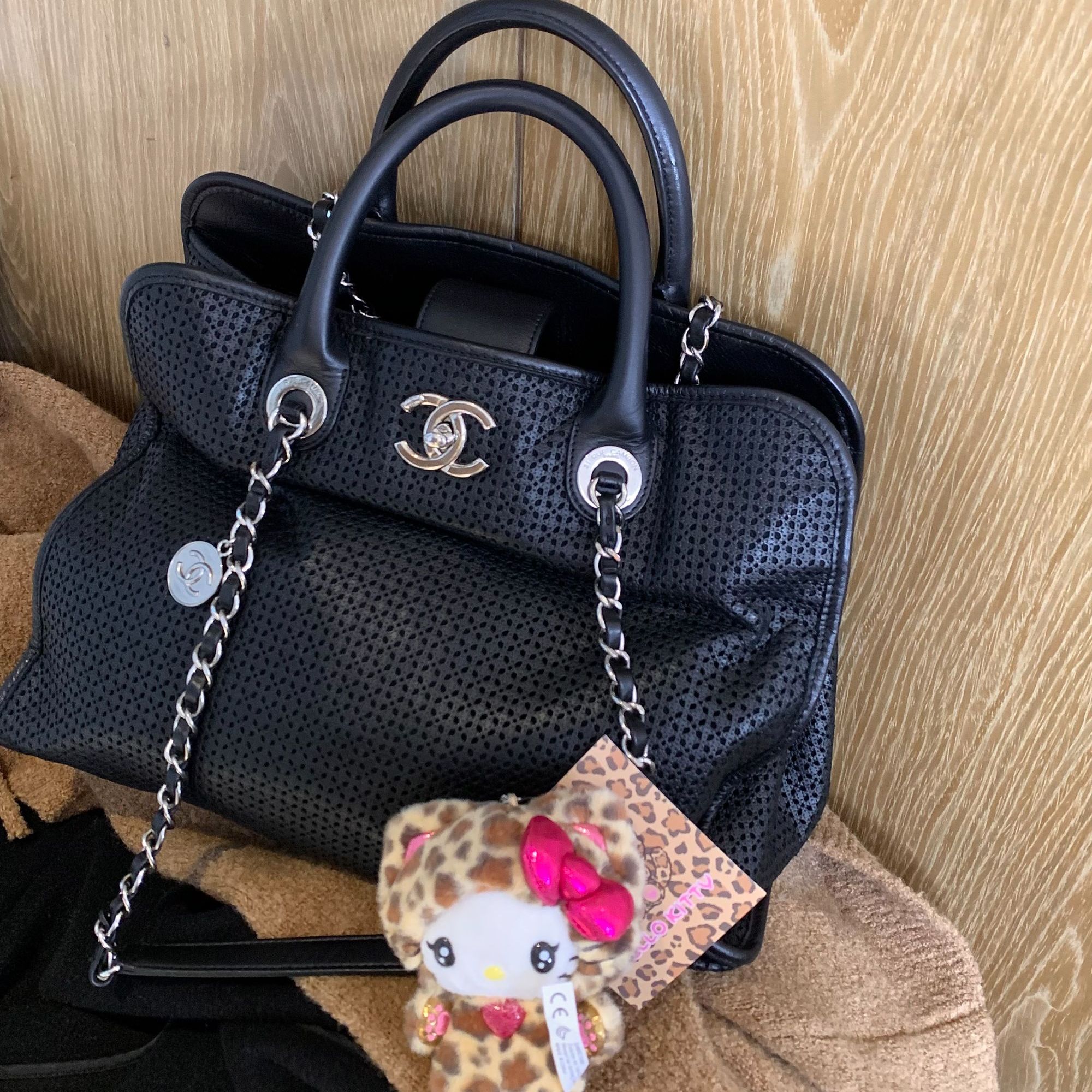 95新 Chanel/香奈儿 代卖服务！黑银镂空托特包  18518414