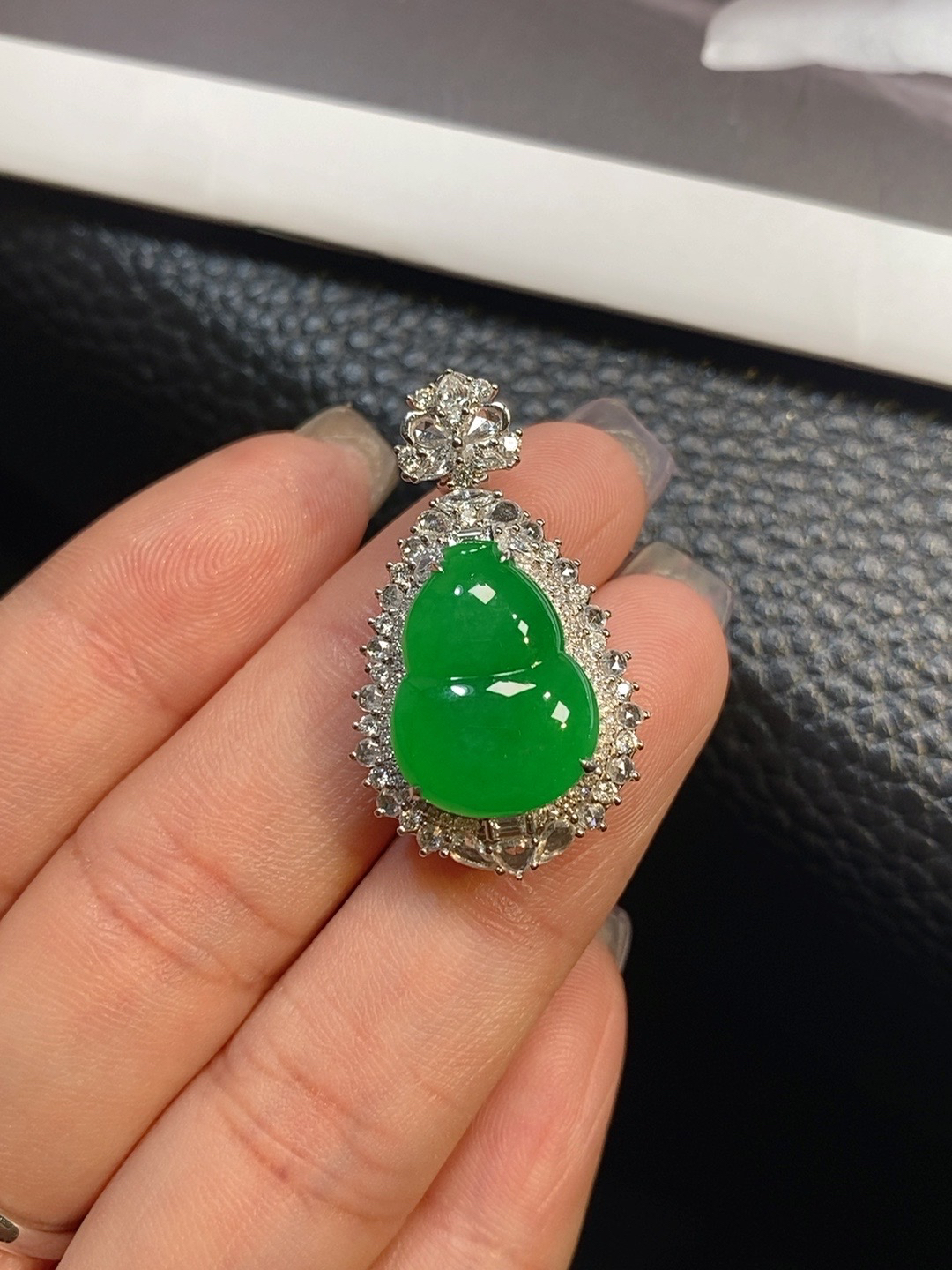 【伊玥珠宝】天然缅甸翡翠A货 阳绿葫芦吊坠