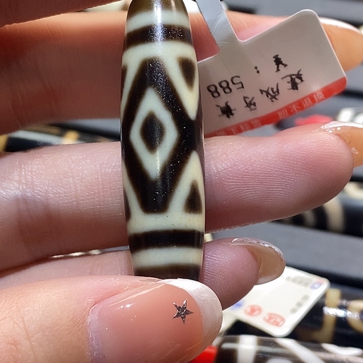 罗***、玛瑙/玉髓（覆膜）未镶嵌颈饰