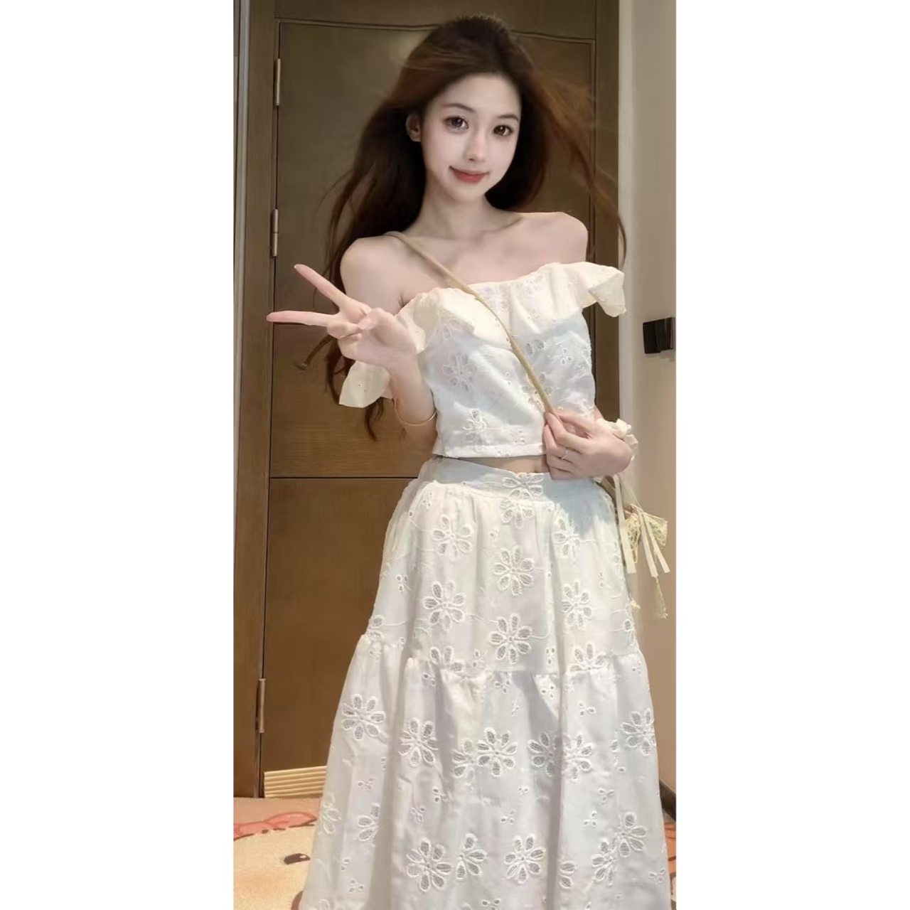 【XIAOBAWANG】法式套装裙镂空钩花露肩上衣高腰半身裙两件套W