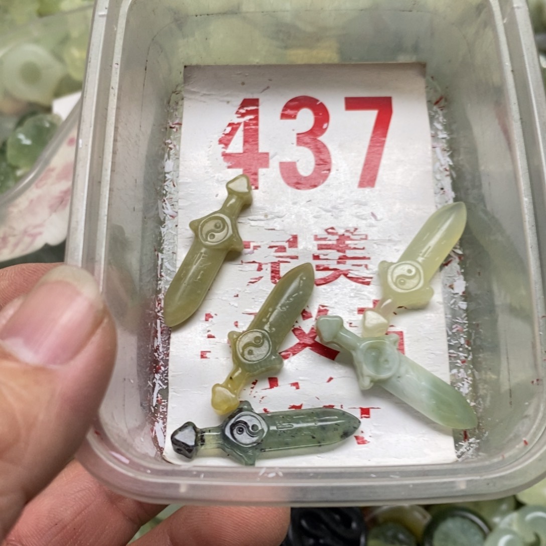 蛇纹石玉挂坠未镶嵌