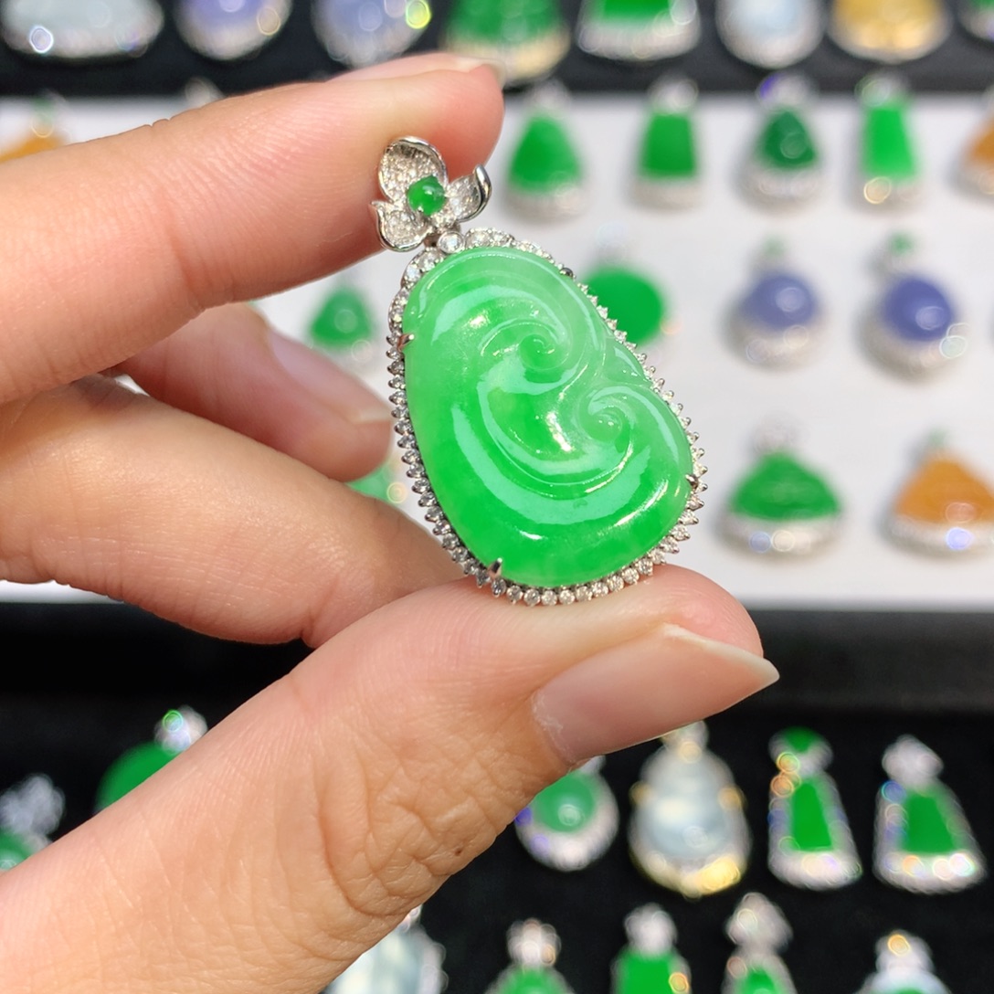 翡翠18K金镶嵌颈饰翡翠