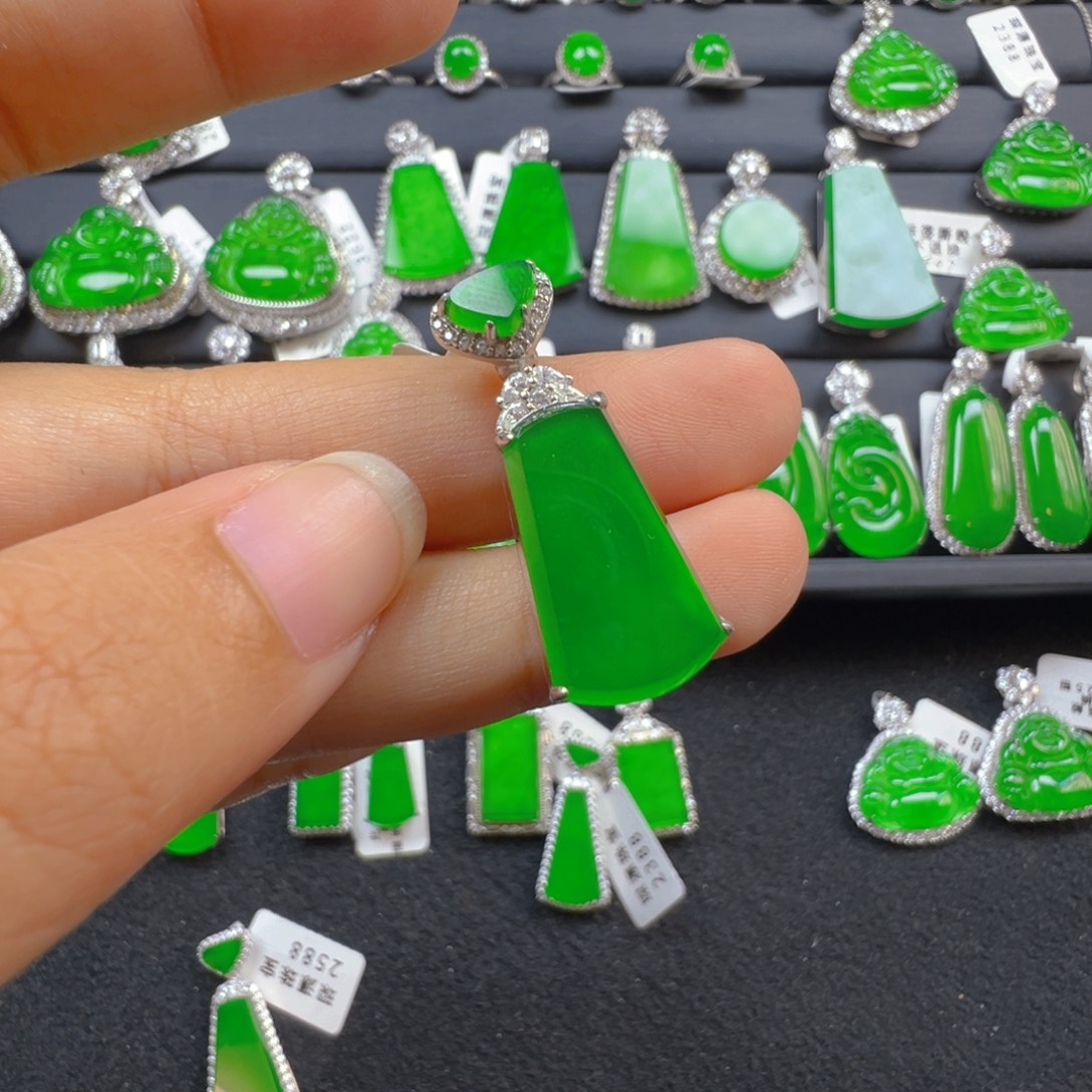 余***生翡翠银S925镶嵌颈饰