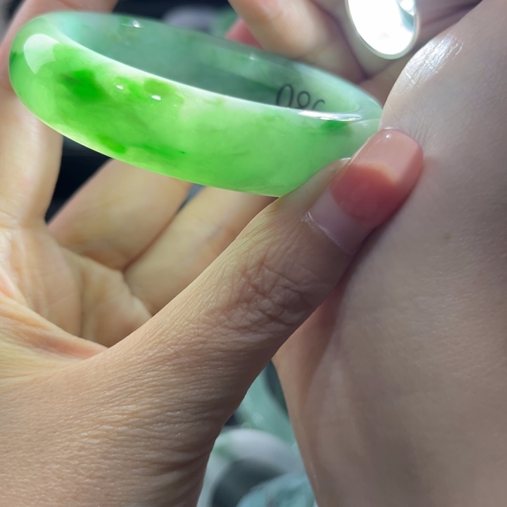 定制翡翠未镶嵌翡翠手镯