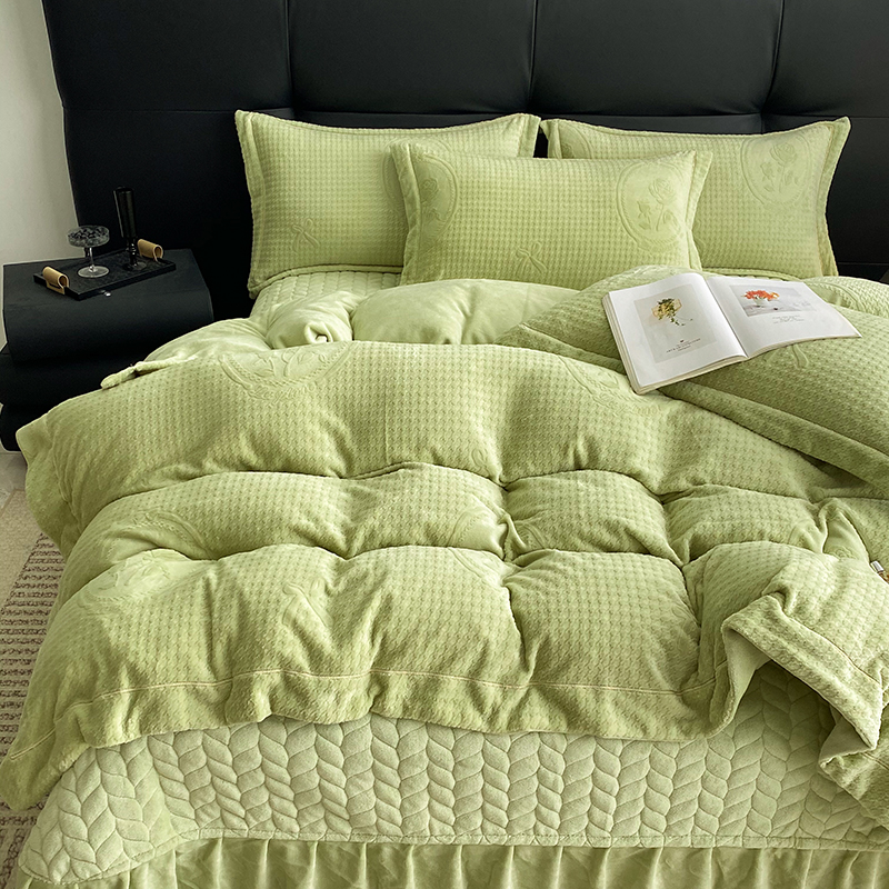A类高克重床盖牛奶绒四件套保暖防尘纯色雕花法式简约加厚