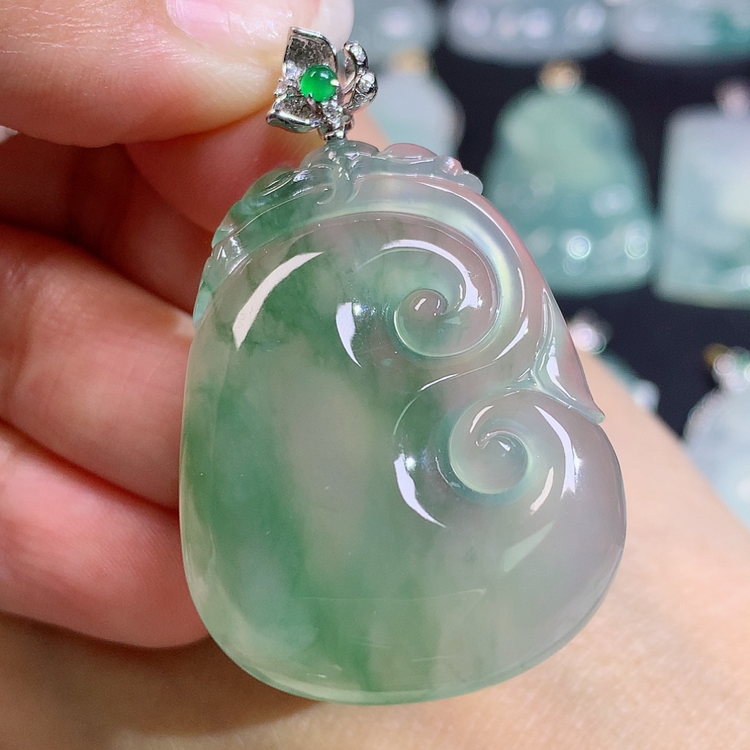 翡翠18K金镶嵌颈饰大如意