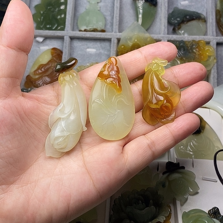 个***人未镶嵌蛇纹石玉吊坠(不含链)