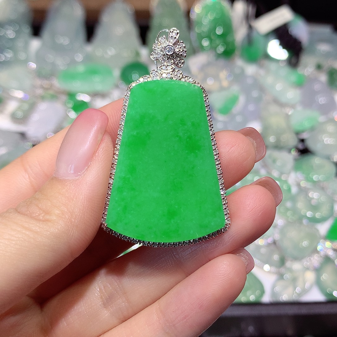 翡翠18K金镶嵌颈饰牌