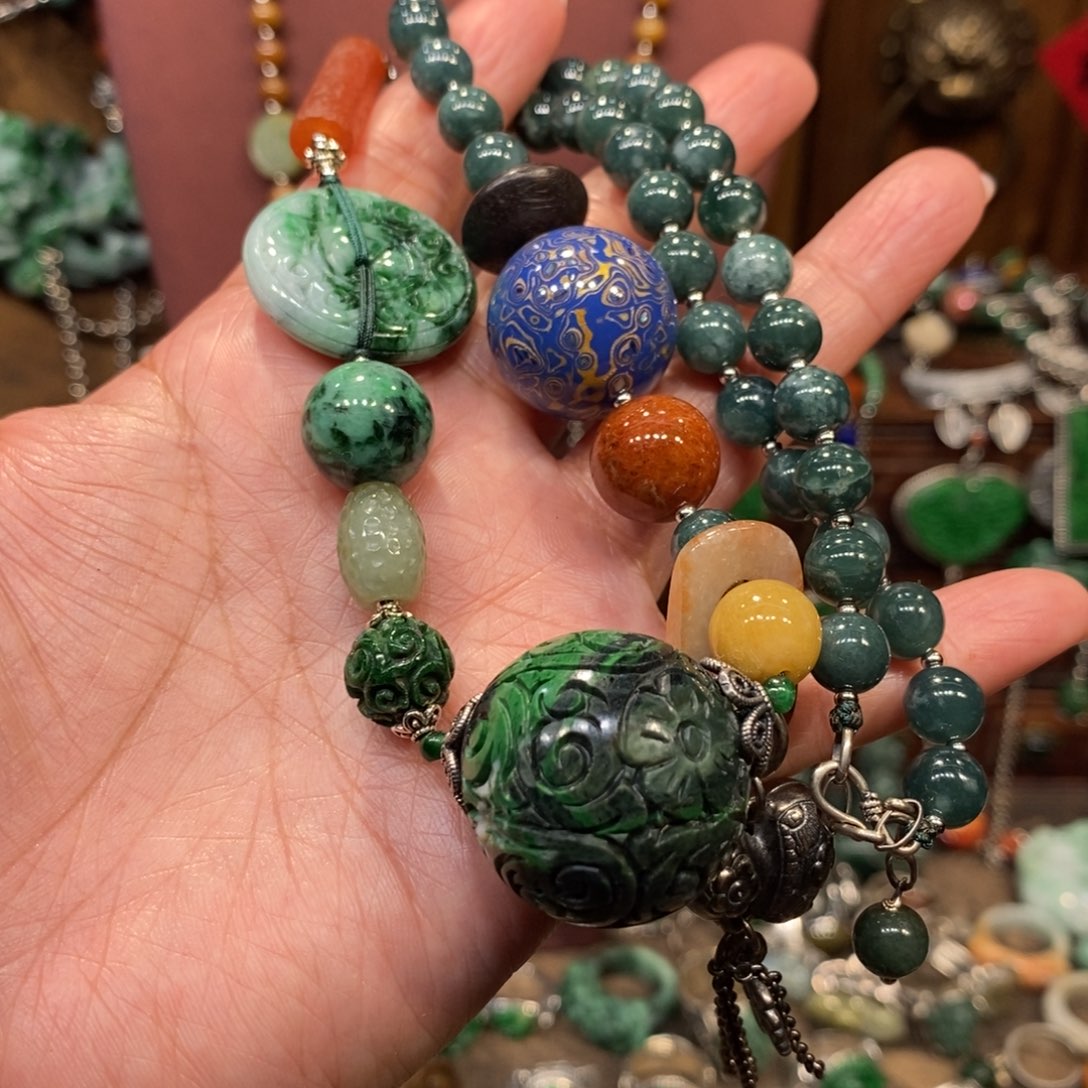 翡翠吊坠(赠链)未镶嵌