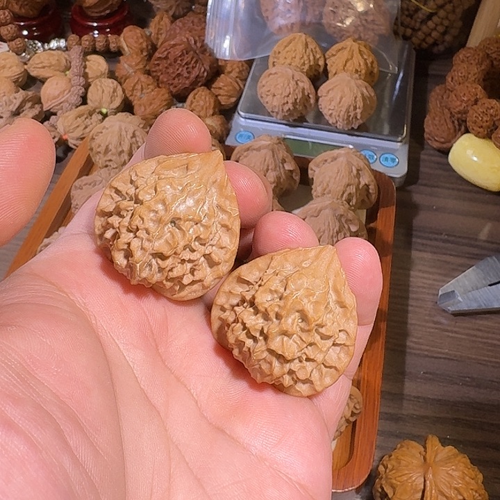 文玩核桃吊坠珊瑚塔