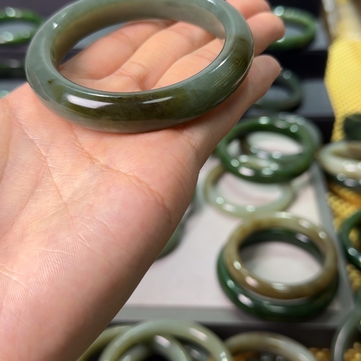 只***拉和田玉未镶嵌手镯