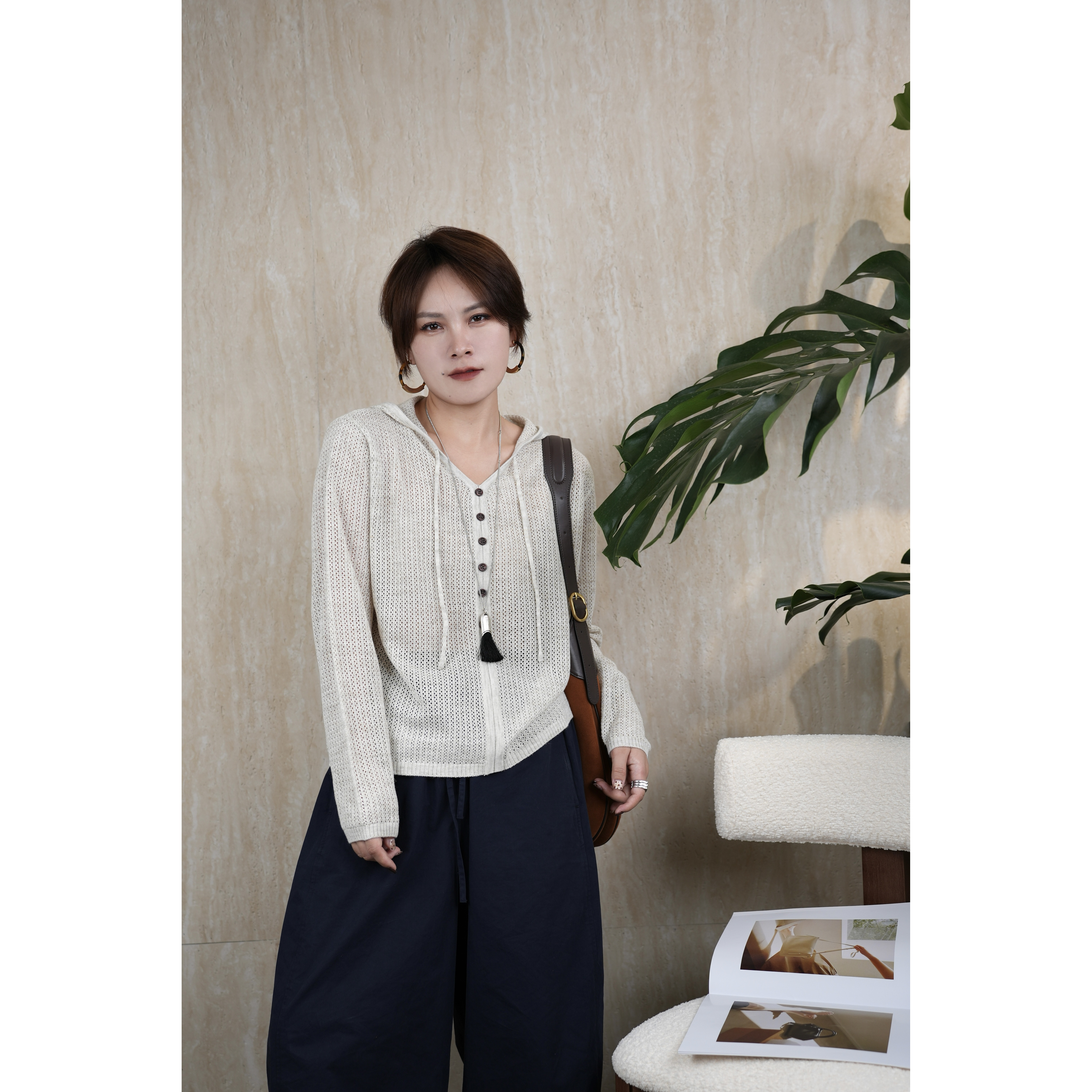  MGN秋冬女纯色系连帽镂空六扣针织衫