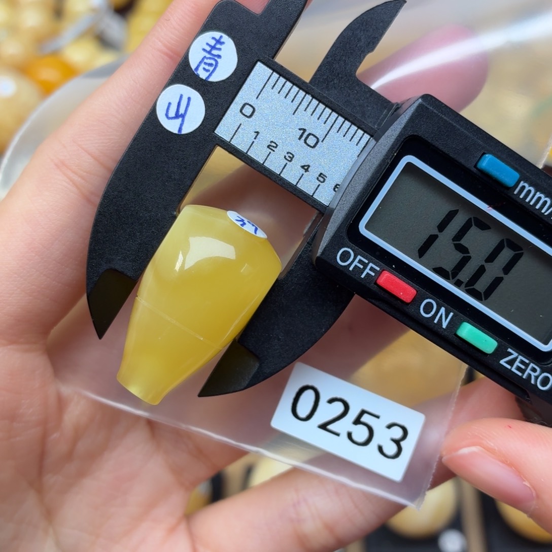 尛***蜜蜡未镶嵌裸石蜜蜡微瑕