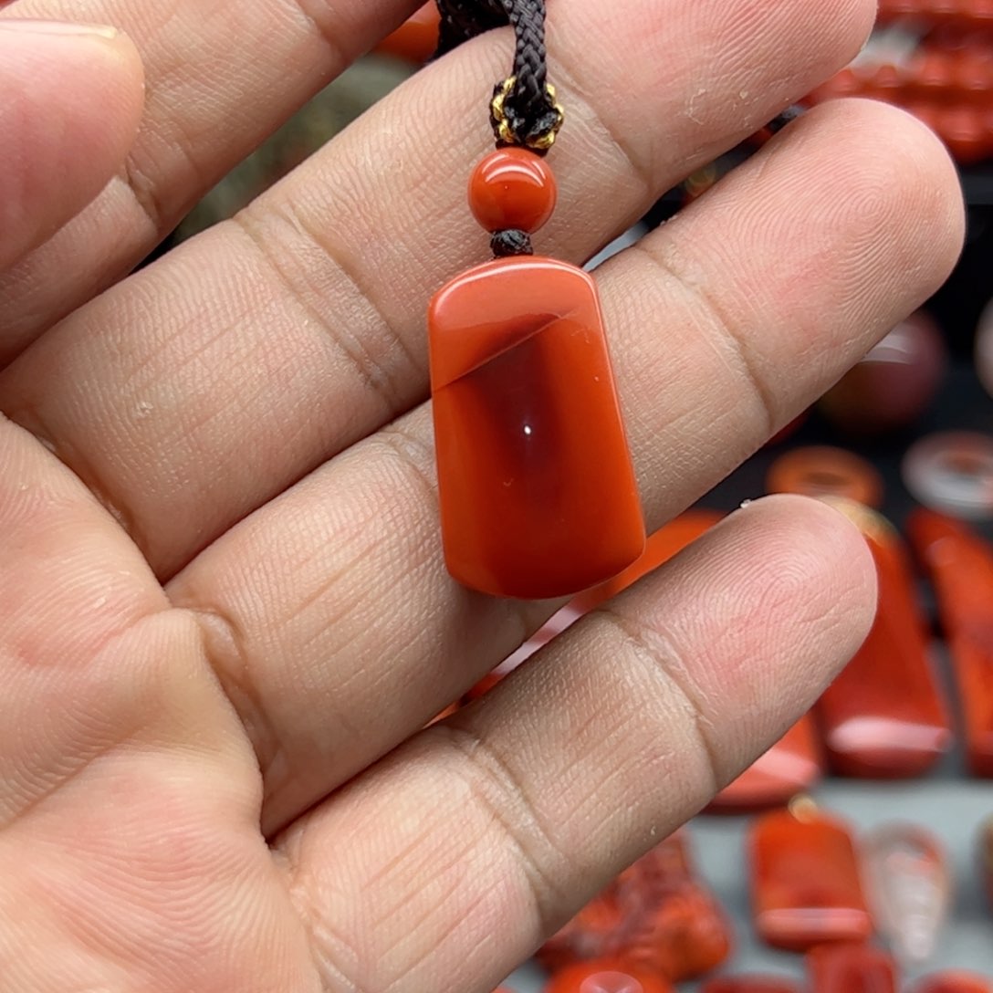 南红玛瑙吊坠未镶嵌