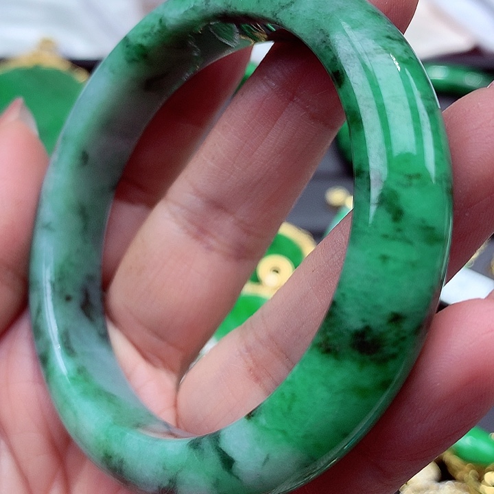 翡翠手镯未镶嵌翡翠