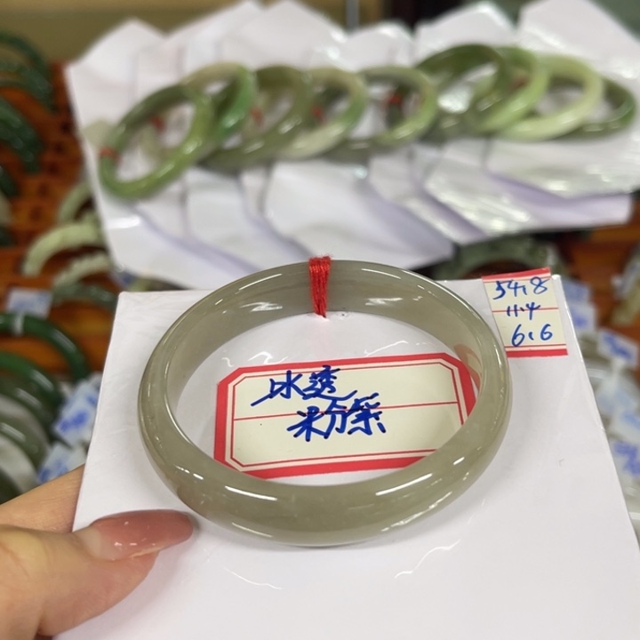 贝***.和田玉未镶嵌手镯