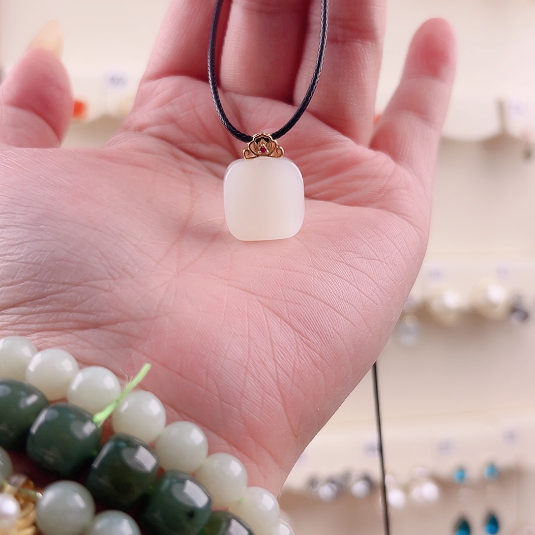 和田玉吊坠(不含链)未镶嵌齐**禅