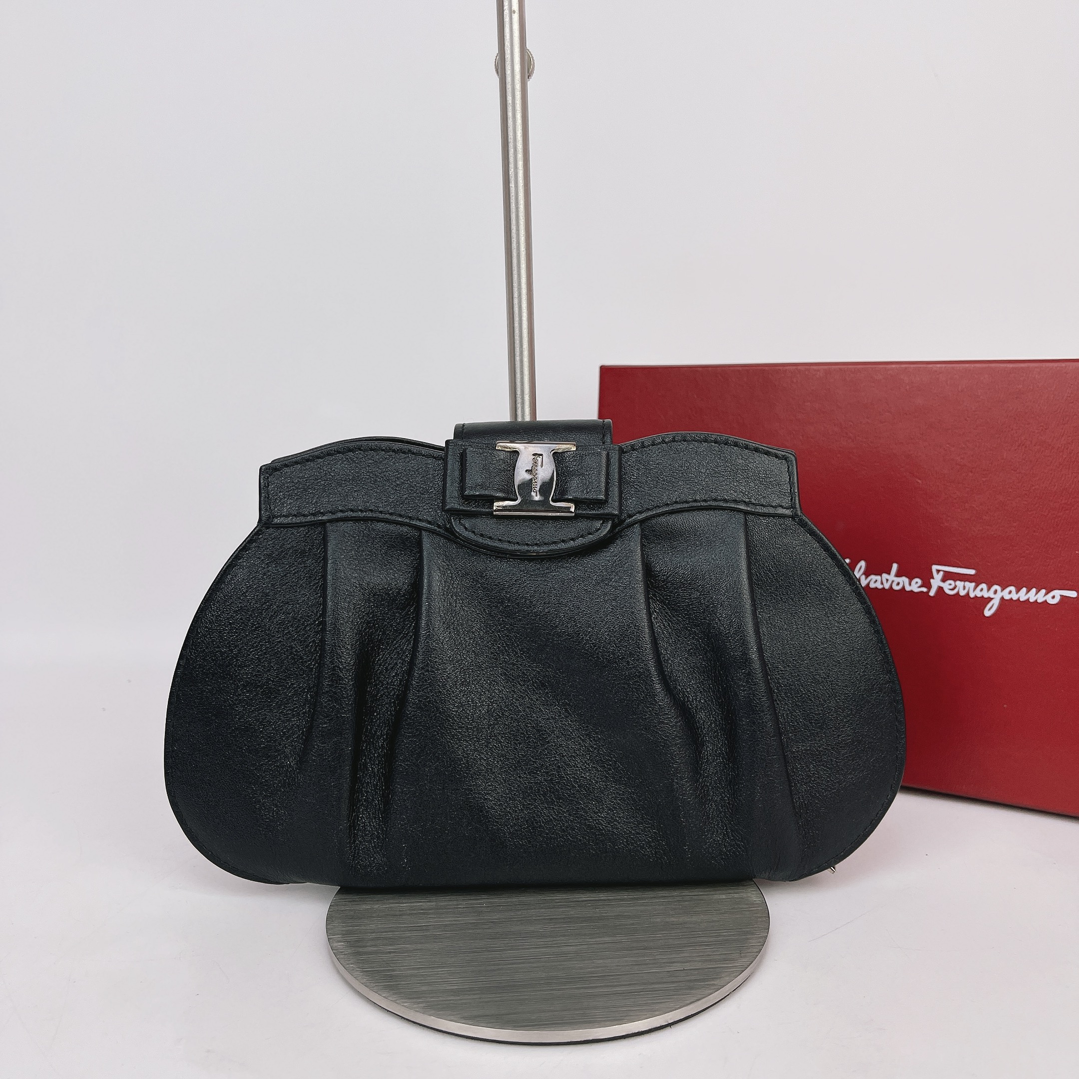 95新 FERRAGAMO/菲拉格慕 菲拉格慕 黑色牛皮手提包底长20 H668