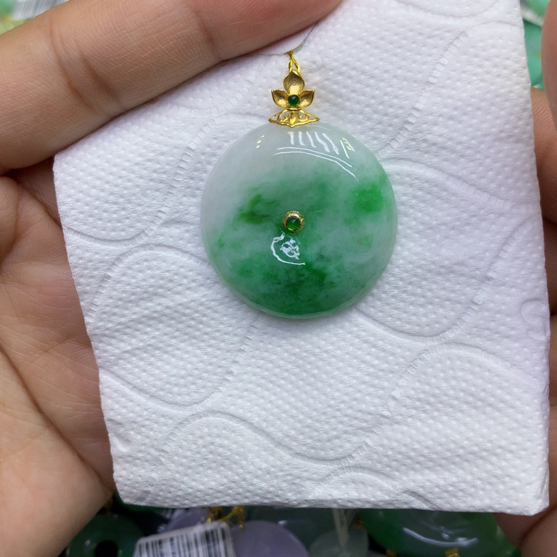 颈饰18K金镶嵌翡翠