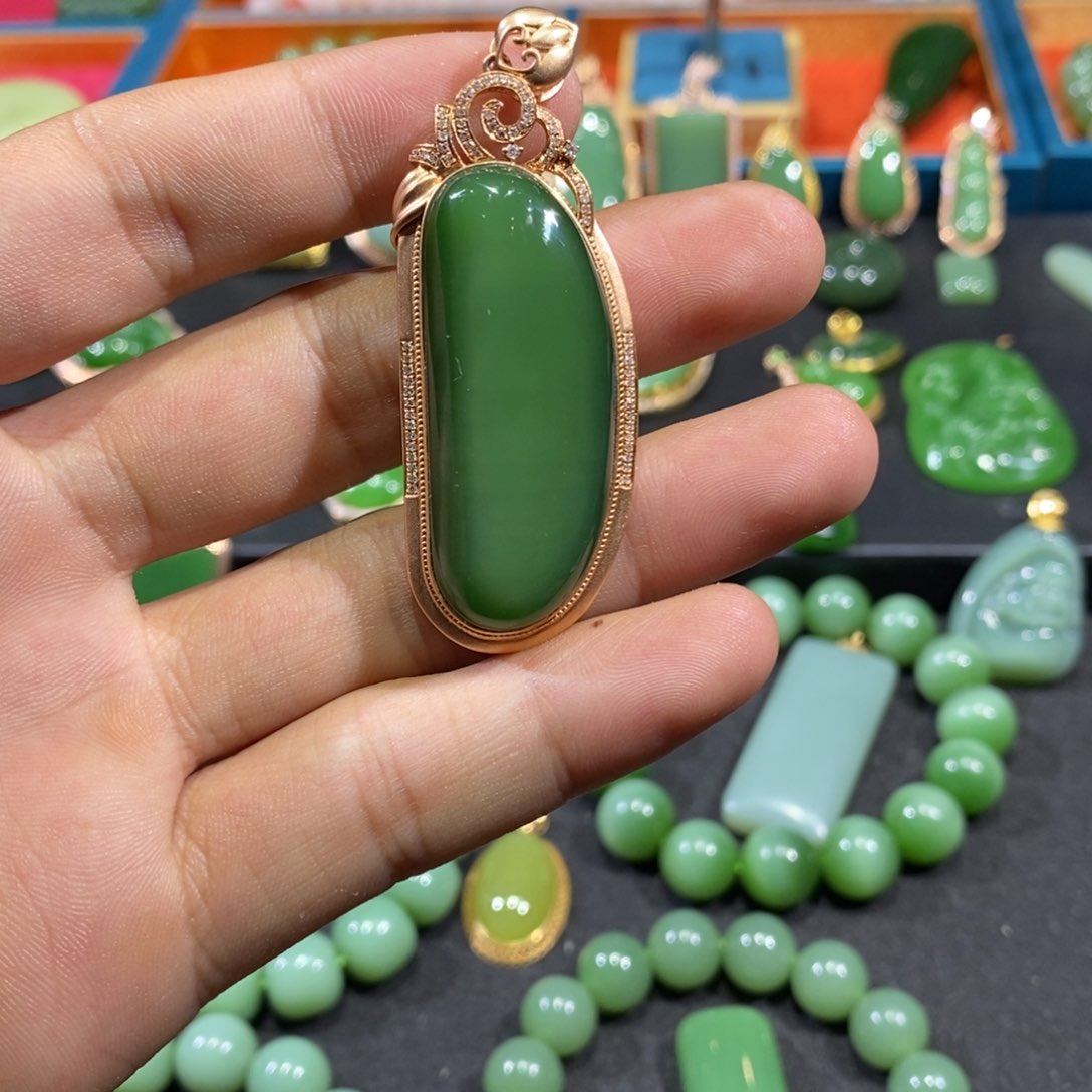 颈饰18K金镶嵌和田玉（碧玉）