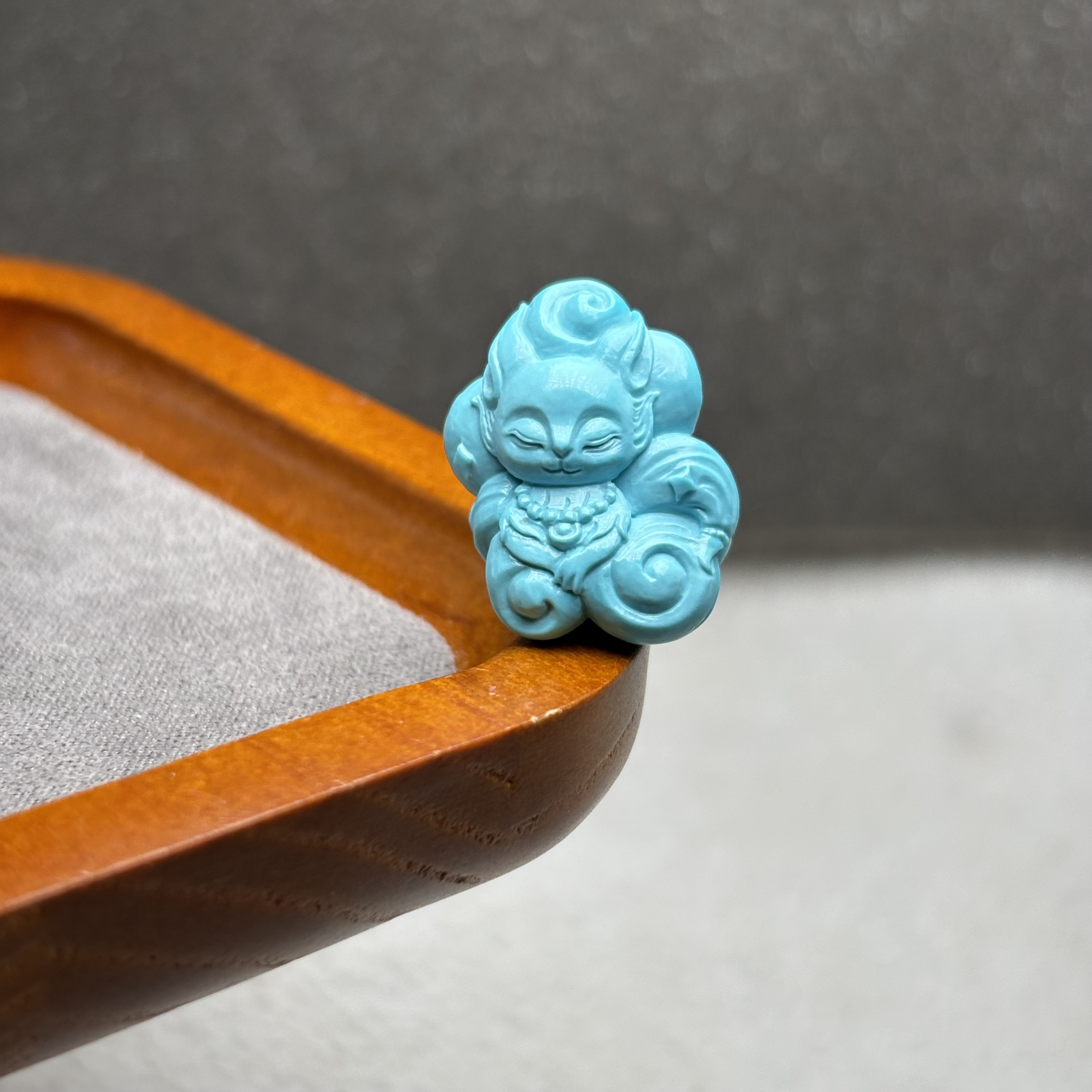 原矿绿松石高瓷蓝精雕狐狸凤九