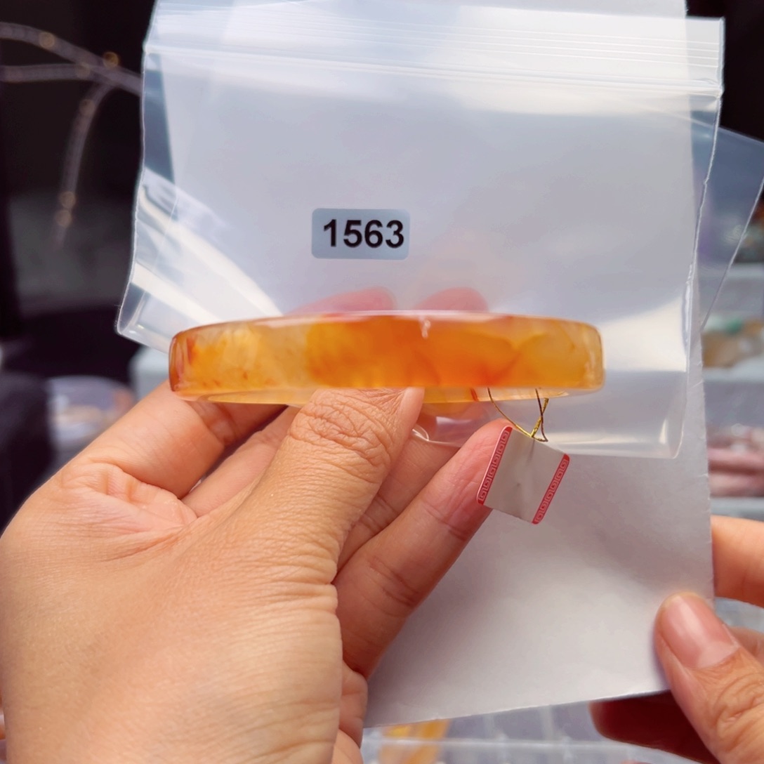 玛瑙/玉髓手镯未镶嵌小***?