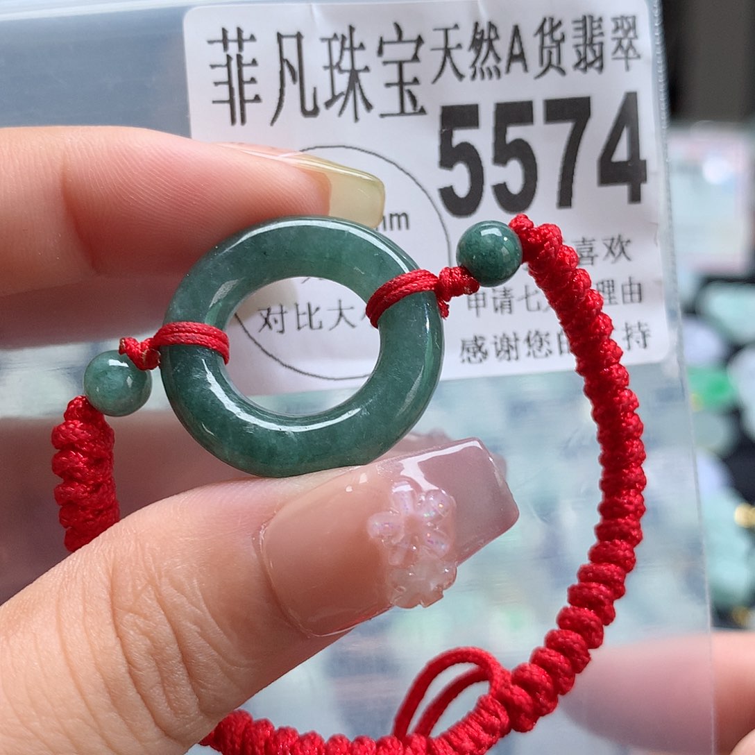 翡翠未镶嵌颈饰，