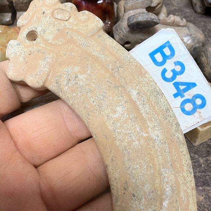 蛇纹石玉颈饰未镶嵌