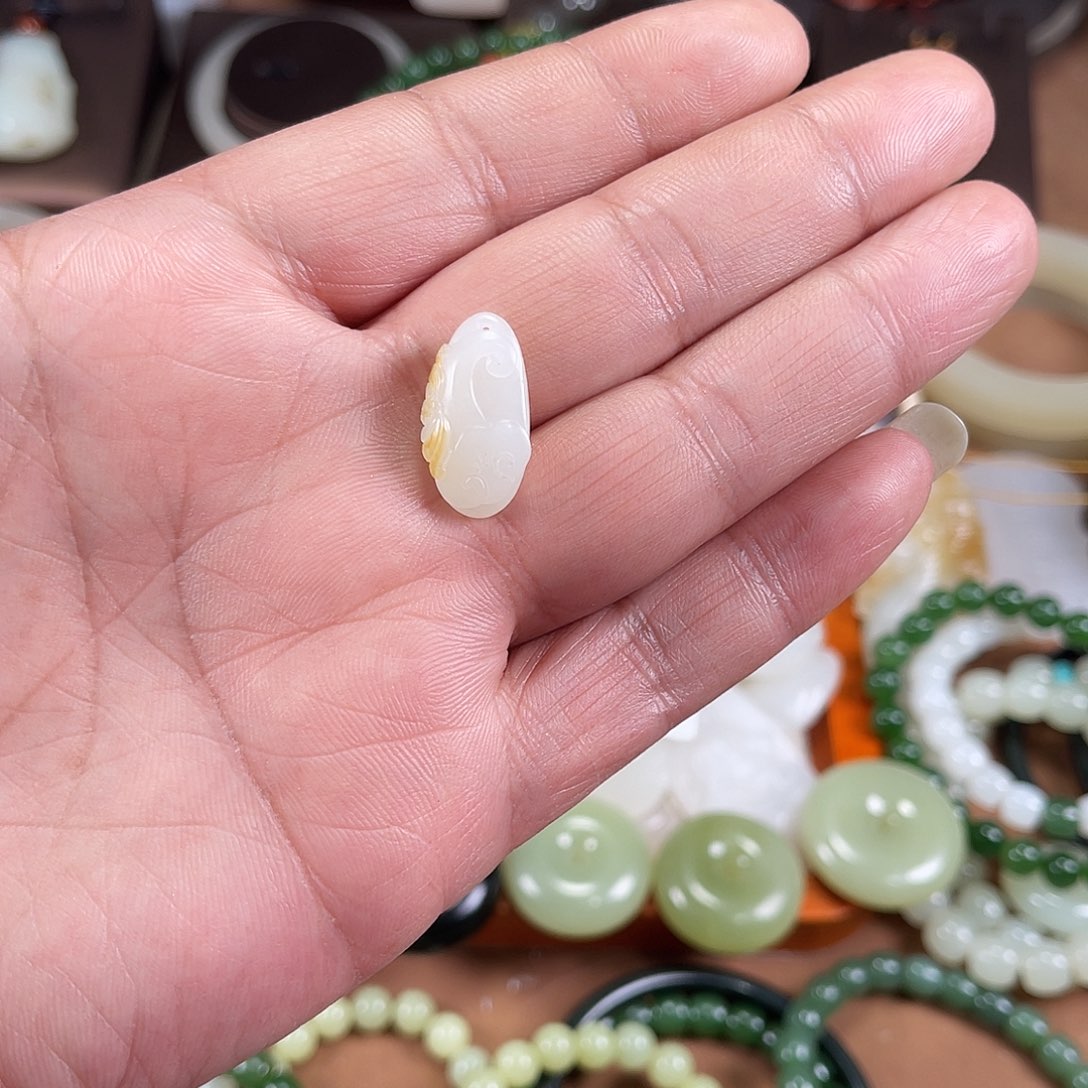 ****糖和田玉未镶嵌颈饰