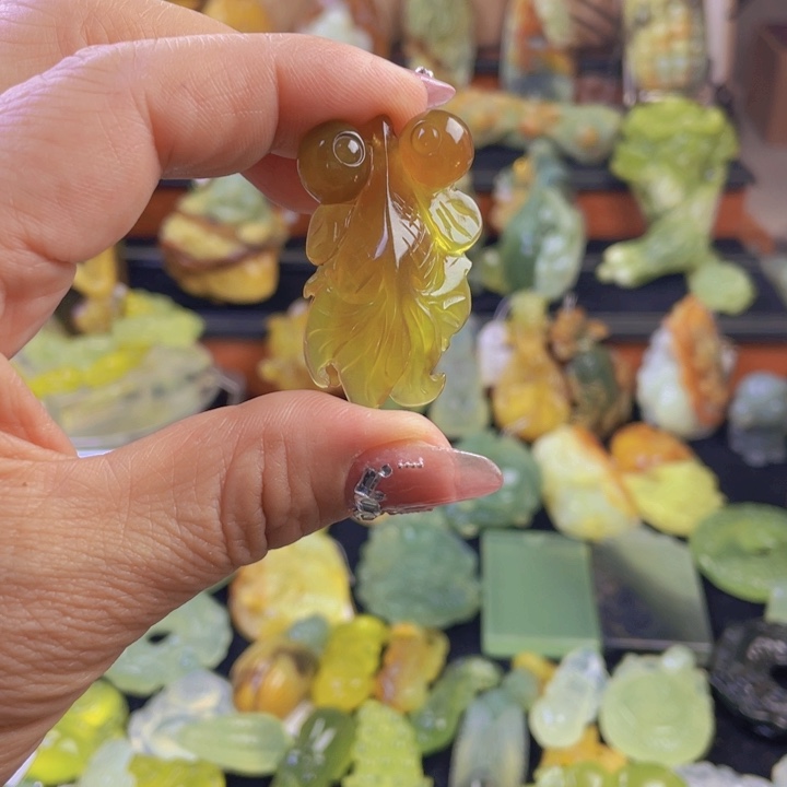 蛇纹石玉颈饰合金