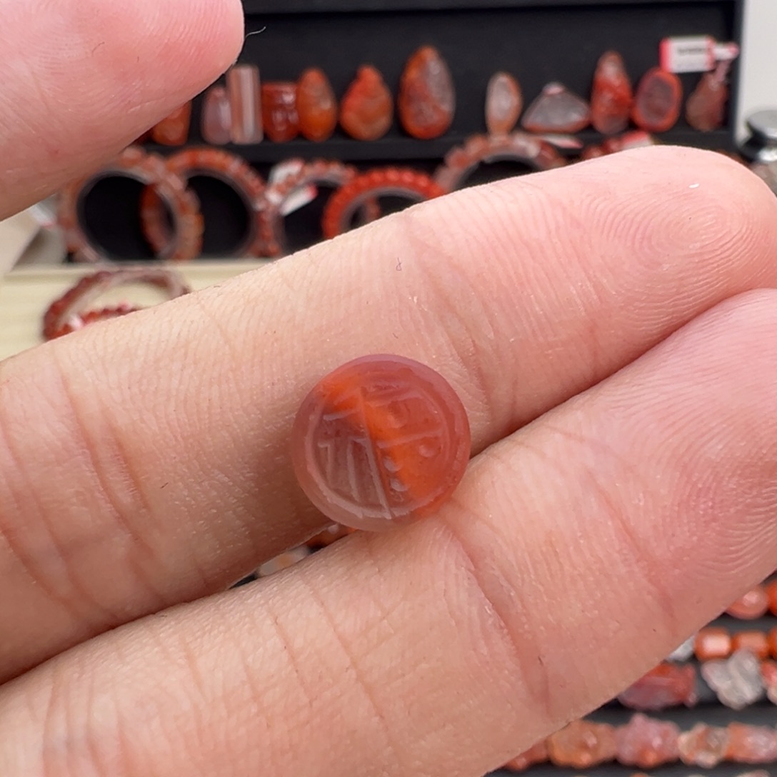 南红玛瑙未镶嵌颈饰福字钱币