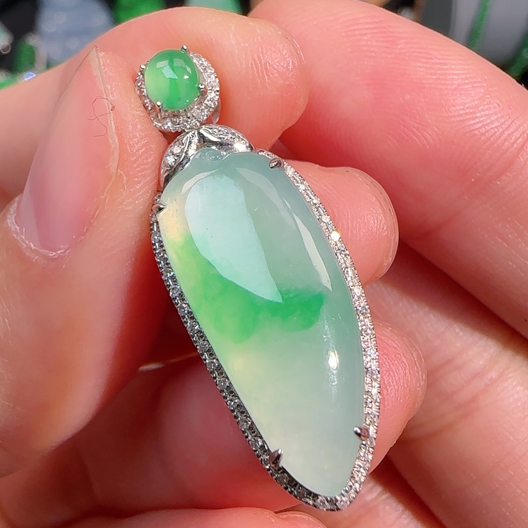 翡翠颈饰18K金镶嵌飘绿福瓜