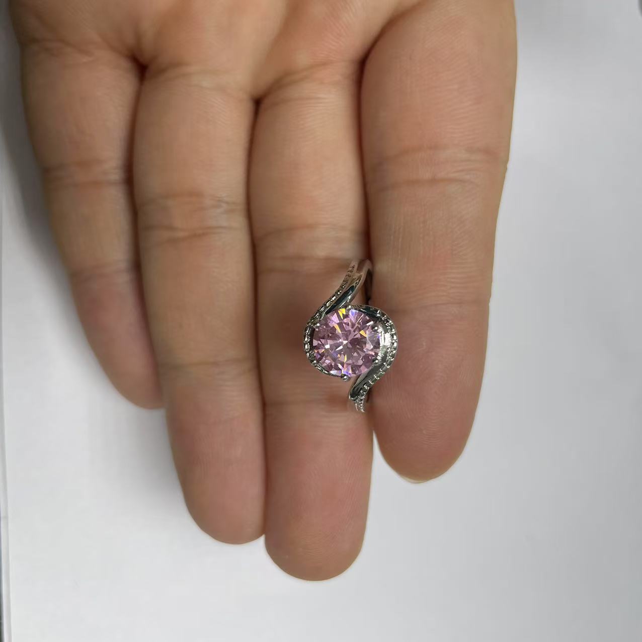 臻选戒指 臻选戒指 经典百搭时尚设计粉色戒指HH16