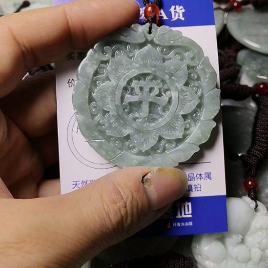翡翠未镶嵌颈饰挂件