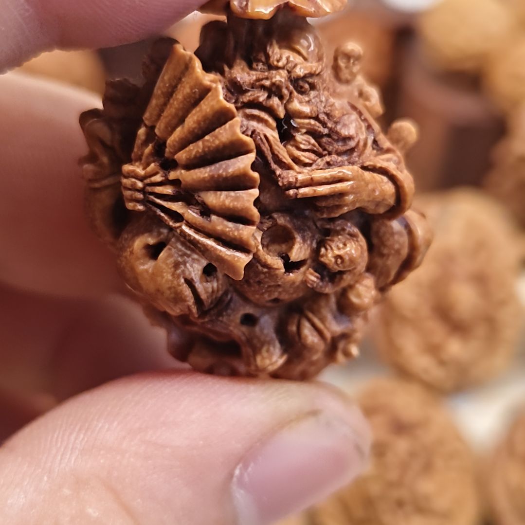 桃核纯手工雕刻九鬼钟馗（特价不退不换）