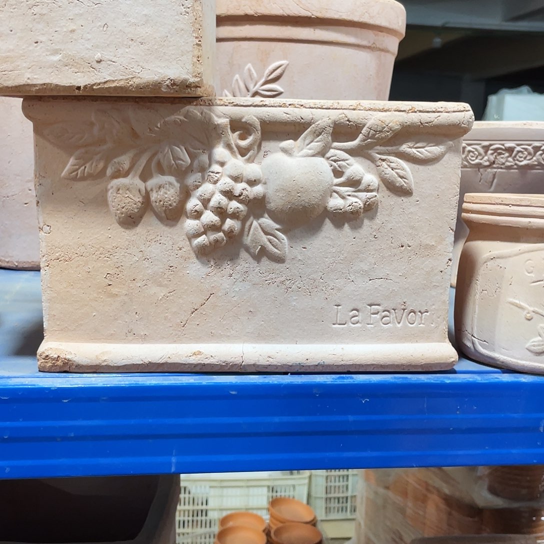 外长27×16×17   粗陶手工花盆一个