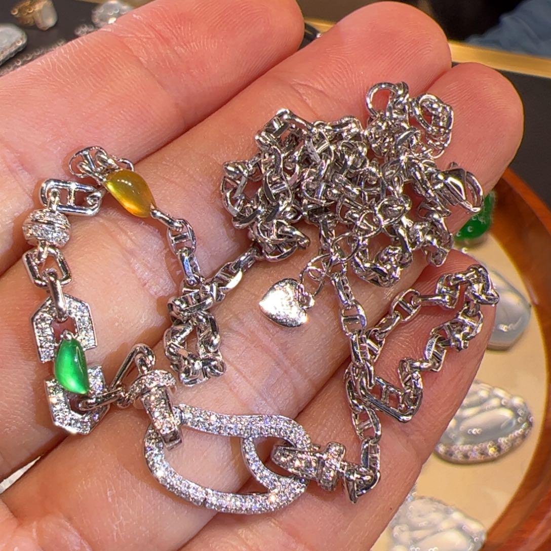 翡翠颈饰18K金镶嵌天然缅甸A货翡翠。