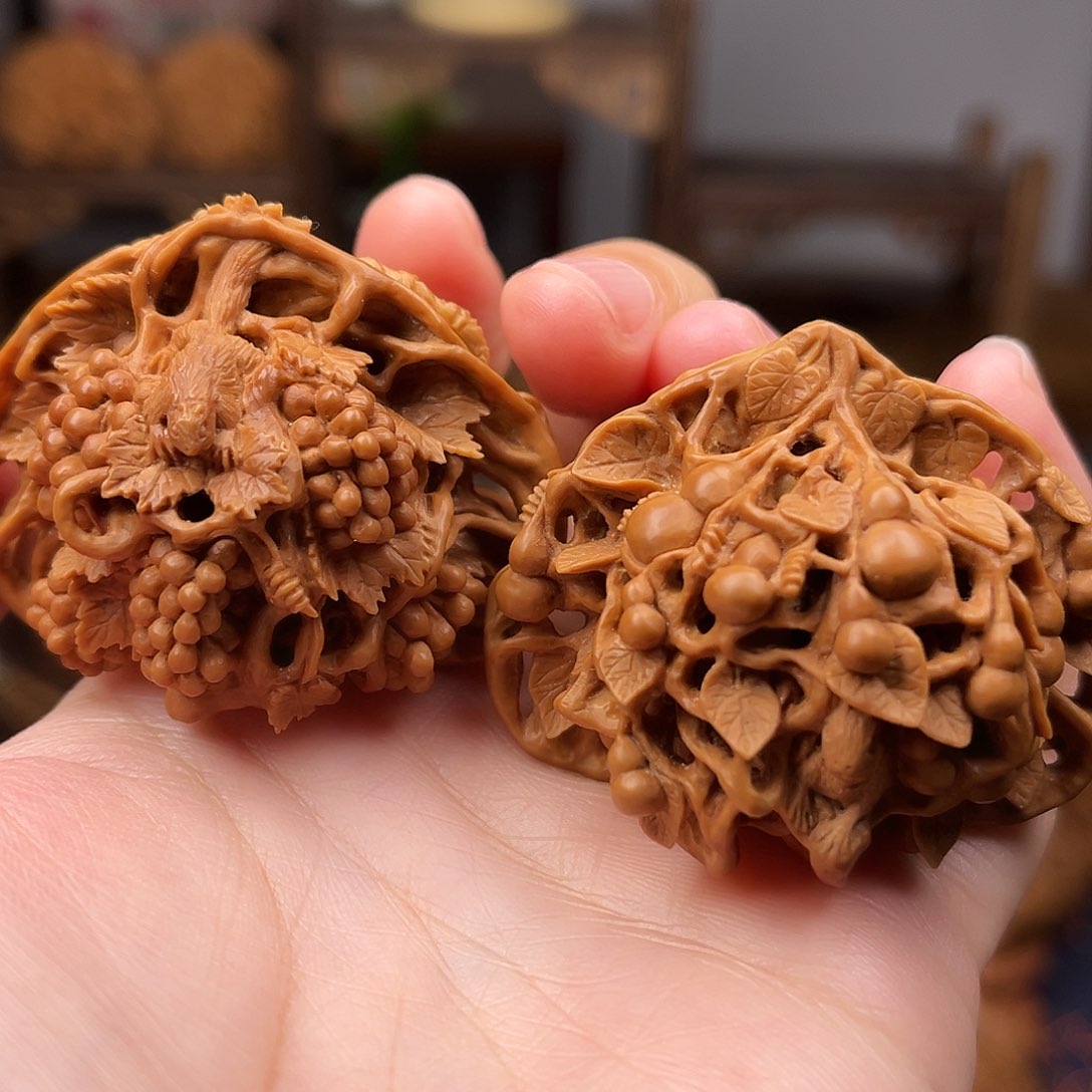 核桃把件艺术镂空雕