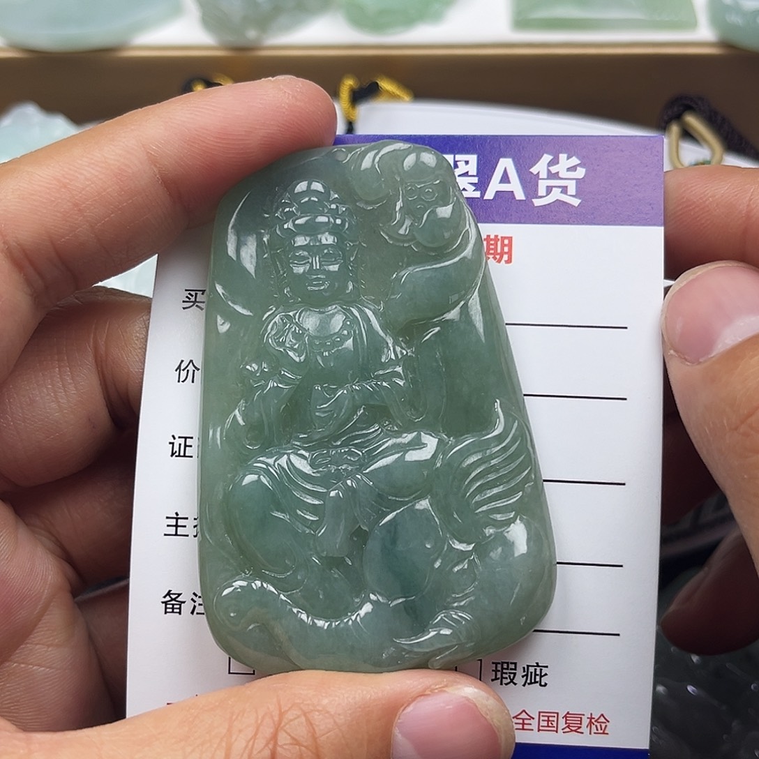 翡翠未镶嵌颈饰           